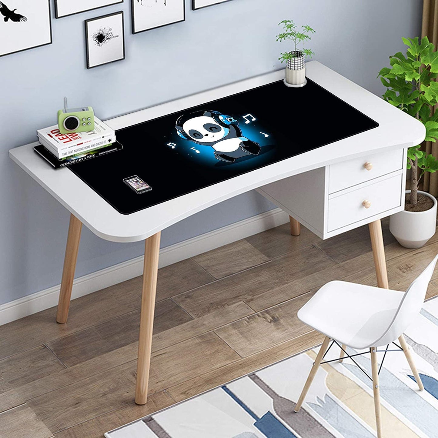 Setup gamer con mouse pad Panda con Audífonos